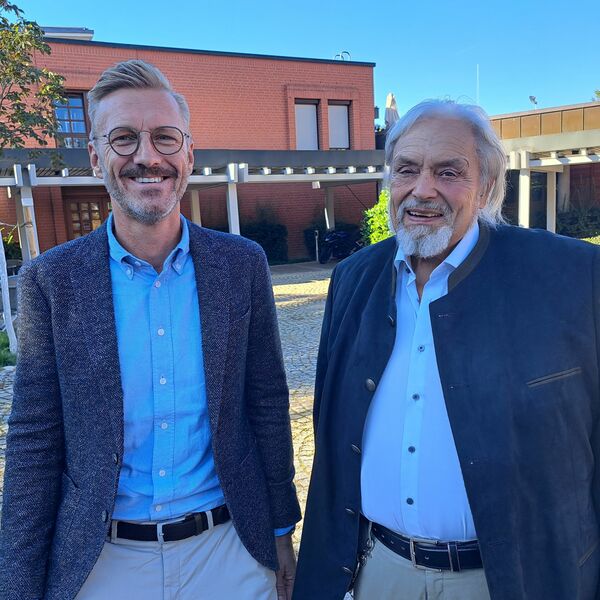 Christopher Rubin (links) bedankte sich bei Dr. Robert Aberham, der seit 40 Jahren die Qualitäten der Ernten beim Müllerbund erläuterte. Aberham übergibt sein Labor nun an seine beiden Töchter.