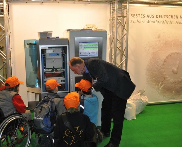 Der Besatzautomat wird von einer Schülergruppe erkundet.